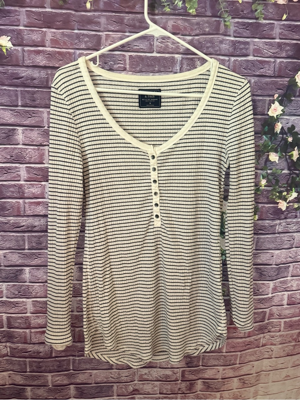 Abercrombie & Fitch Cream and Black Striped Ribbed Henley Tee m